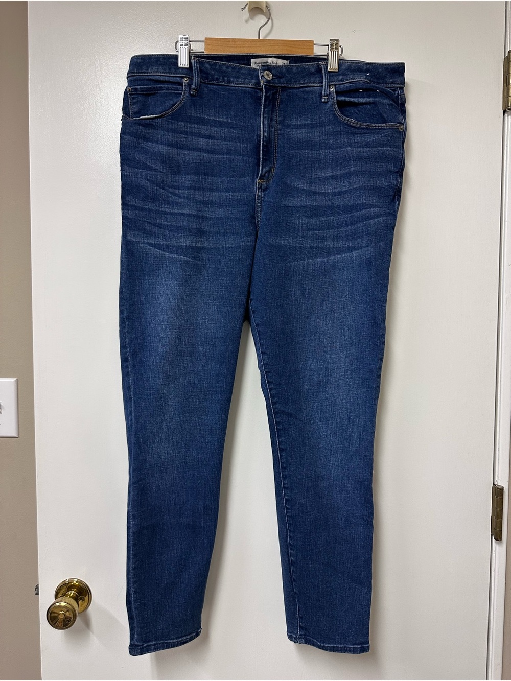 Abercrombie & Fitch Women’s Skinny Jeans in Dark Blue Wash
